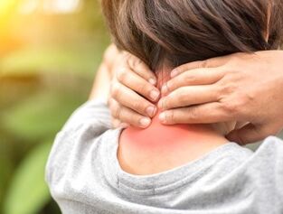 Schmerzen und Bewegungssteifigkeit bei Osteochondrose der Halswirbelsäule