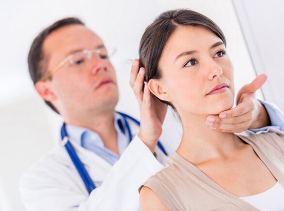 ein Arzt untersucht einen Patienten mit zervikaler Osteochondrose